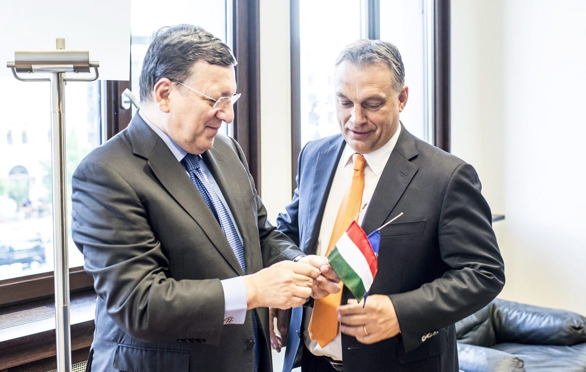 Fotó: minizászlókkal pózolt Orbán és Barroso