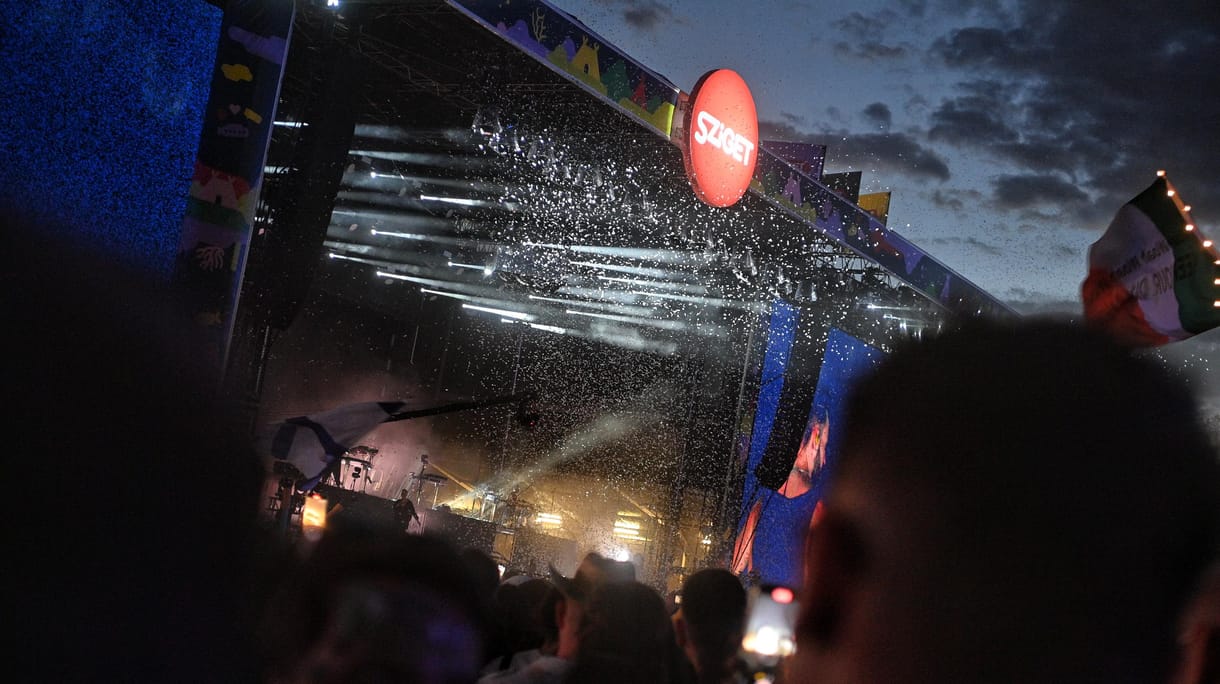 Csurig telt a Sziget, 95 ezren buliztak a nyitónapon