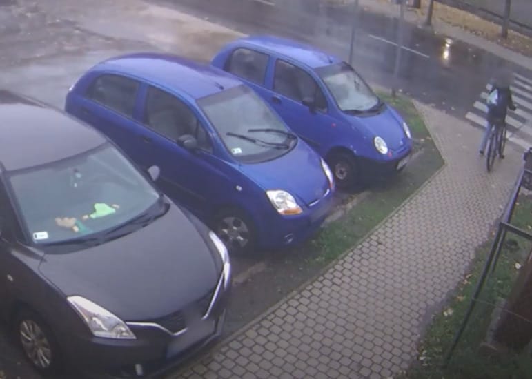 Zebrán ütöttek el egy biciklijét toló esztergomi iskolást – videó
