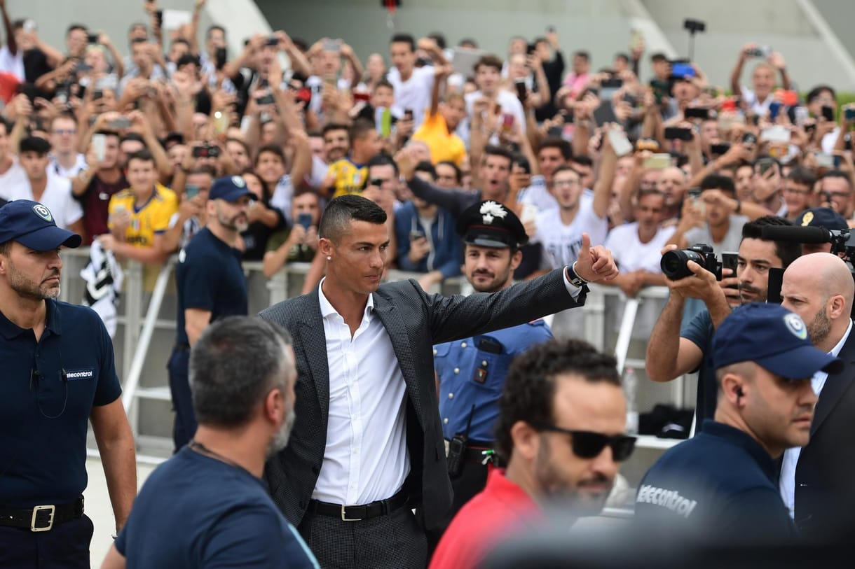 Tömegek várják Cristiano Ronaldót Torinóban