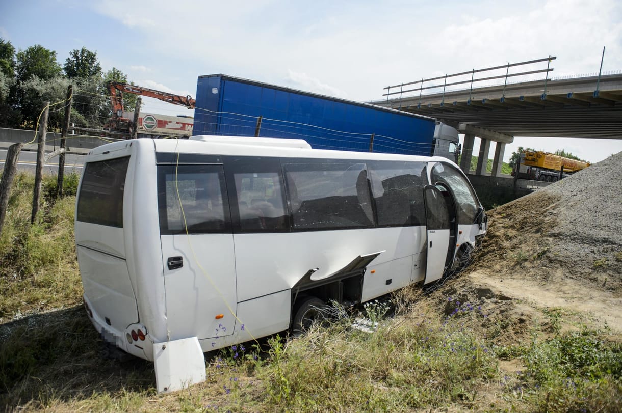 Heten sérültek meg a gyerekeket szállító busz balesetében – fotók