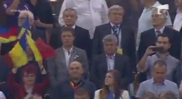 Kiszúrták Csányit a bukaresti lelátón - fotó