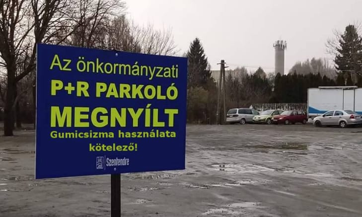 Gumicsizma kötelező: széttrollkodják a 17 millió forintból épült szentendrei saras parkolót