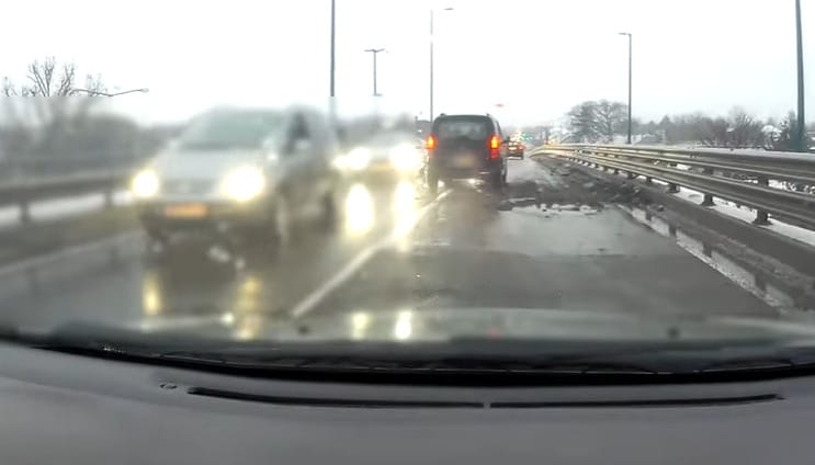 Akkora kátyú keletkezett a Csömöri úti felüljárón, hogy az már inkább kráter – videó