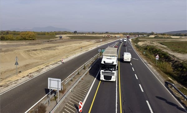 Halálos baleset miatt lezárták az M2-es utat