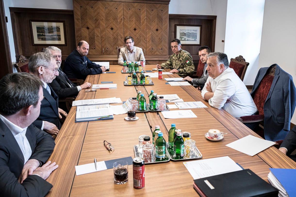 Pereljük az operatív törzset a ki nem adott jegyzőkönyvek miatt, amelyeket közben titkosítottak