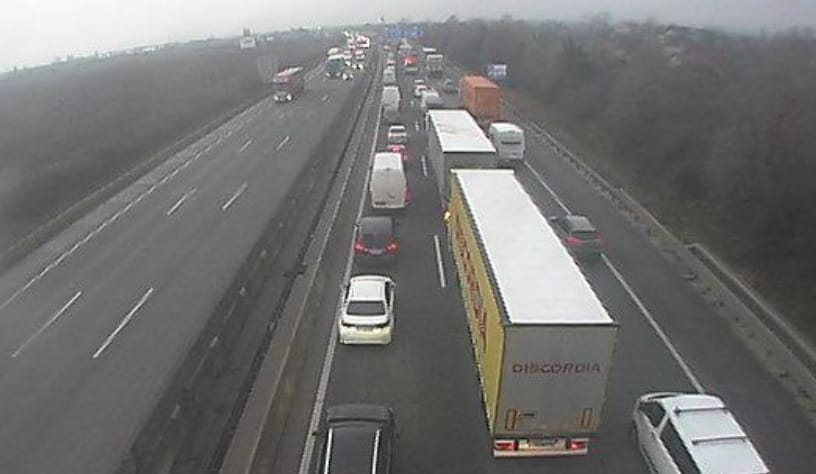 Már tizenegy kilométeres a sor az M0-son a Hárosi Duna-hídnál
