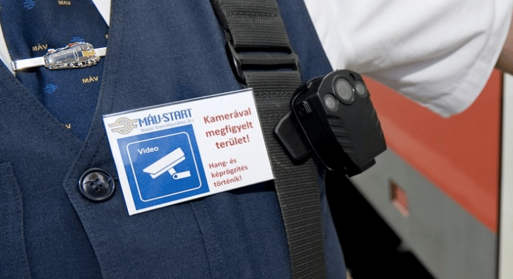 Fotók: így néznek ki a MÁV testkamerával felszerelt kalauzai