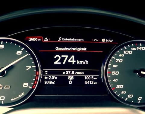 Elképesztő, hogy mire képes a 760 lóerős Audi S8 – videó