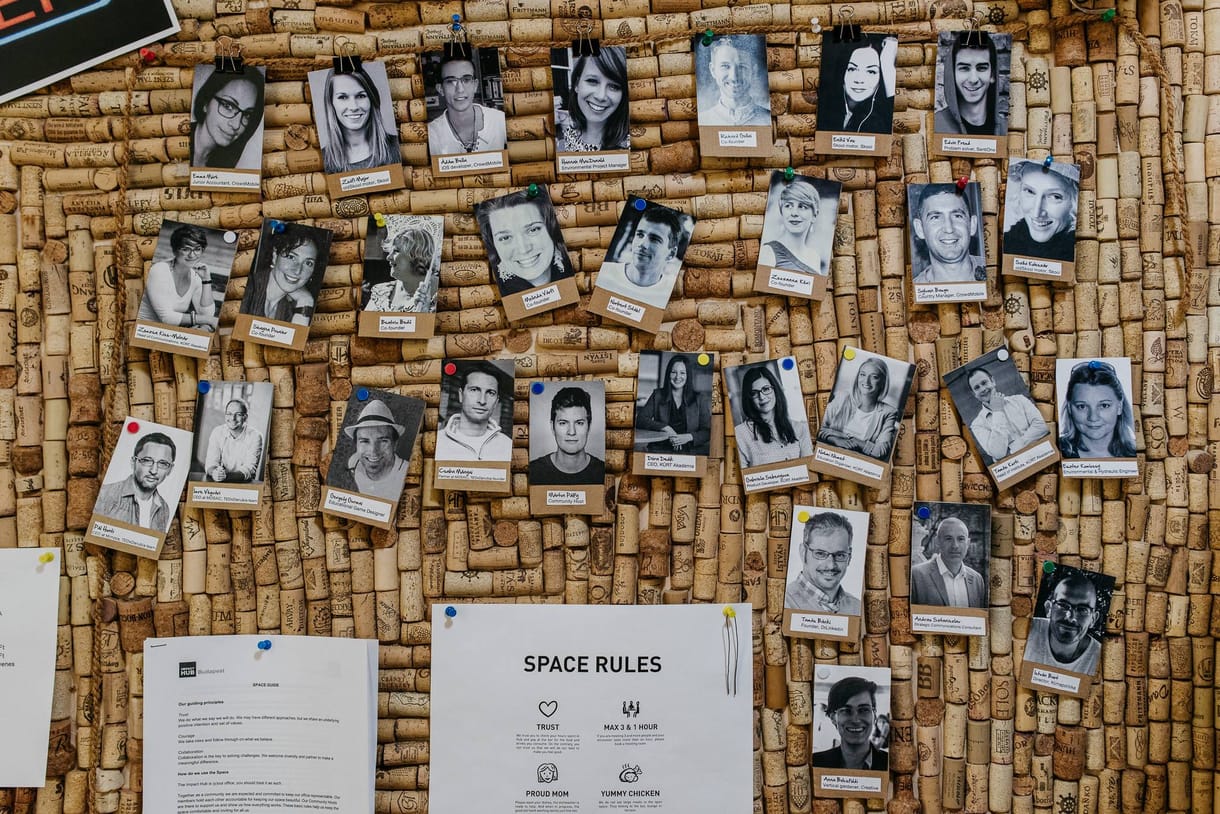 Egy íróasztal és kapcsolatok, hogy jobb hellyé tegyük a világot