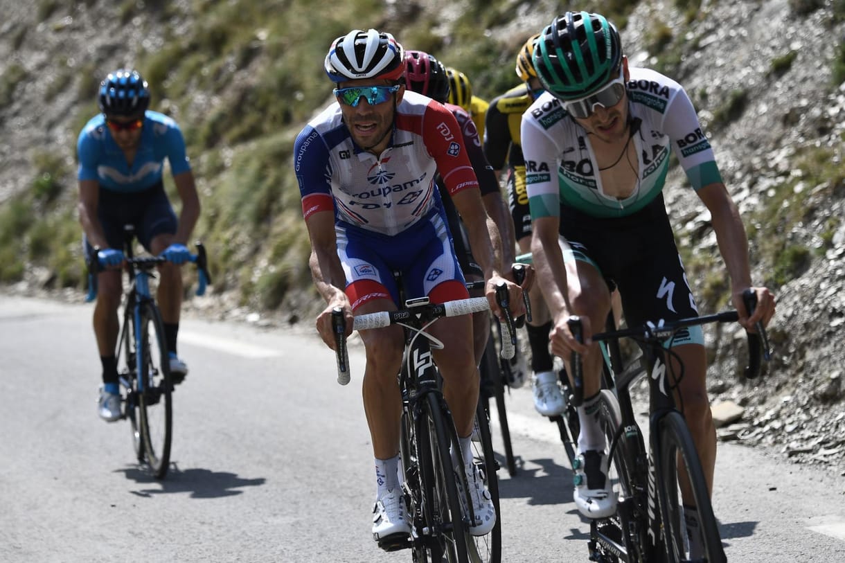 Tömegbaleset miatt félbeszakították a Tour de France 14. szakaszát - videó