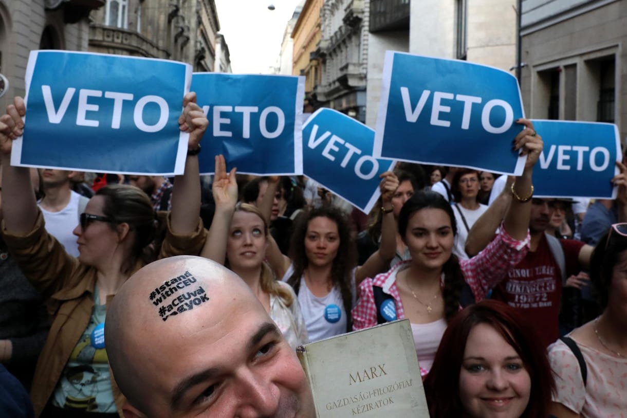 Az Európai Bizottság egy hónapon belül látni akarja a civiltörvény módosítását