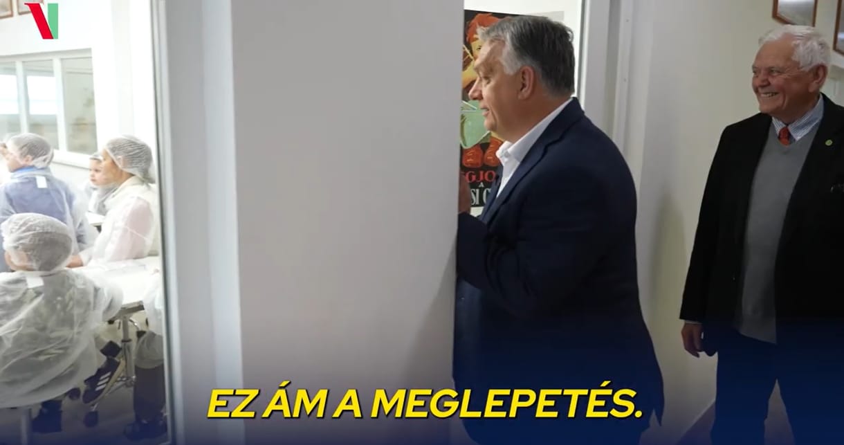 Orbán Viktor most nem csak gyerekekkel kampányolt, hanem csokival is