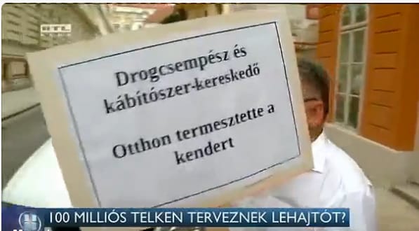 Nem provokátor, csak erre járt, és mindig van nála tábla