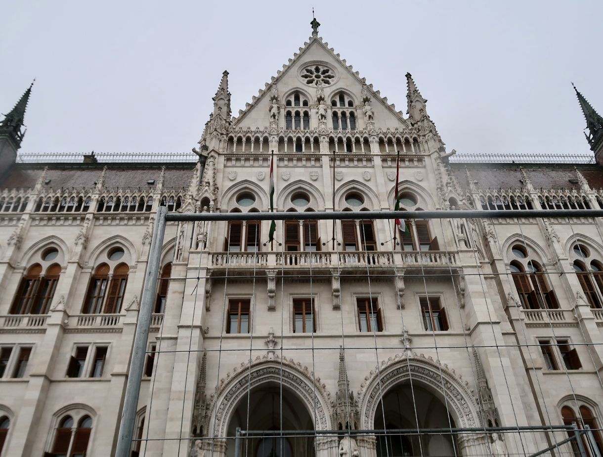 Parlament: alkotmányos jog lett a készpénzhasználat, az MNB nem hozhat létre alapítványokat