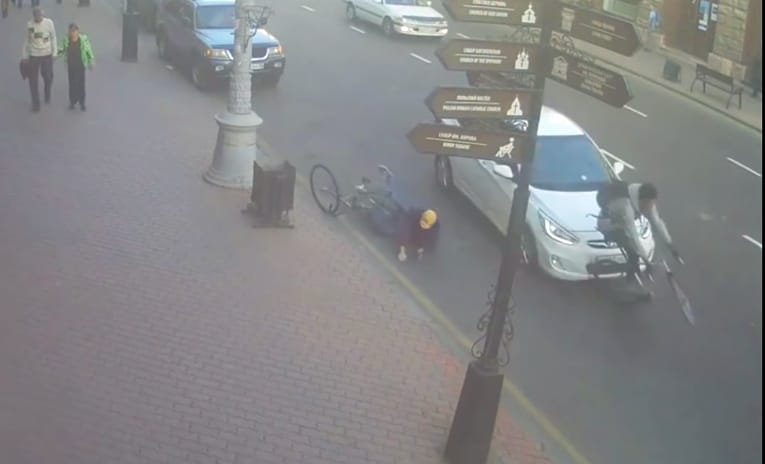 Egyszerre két kerékpárost gázolt el a begőzölt autós – videó