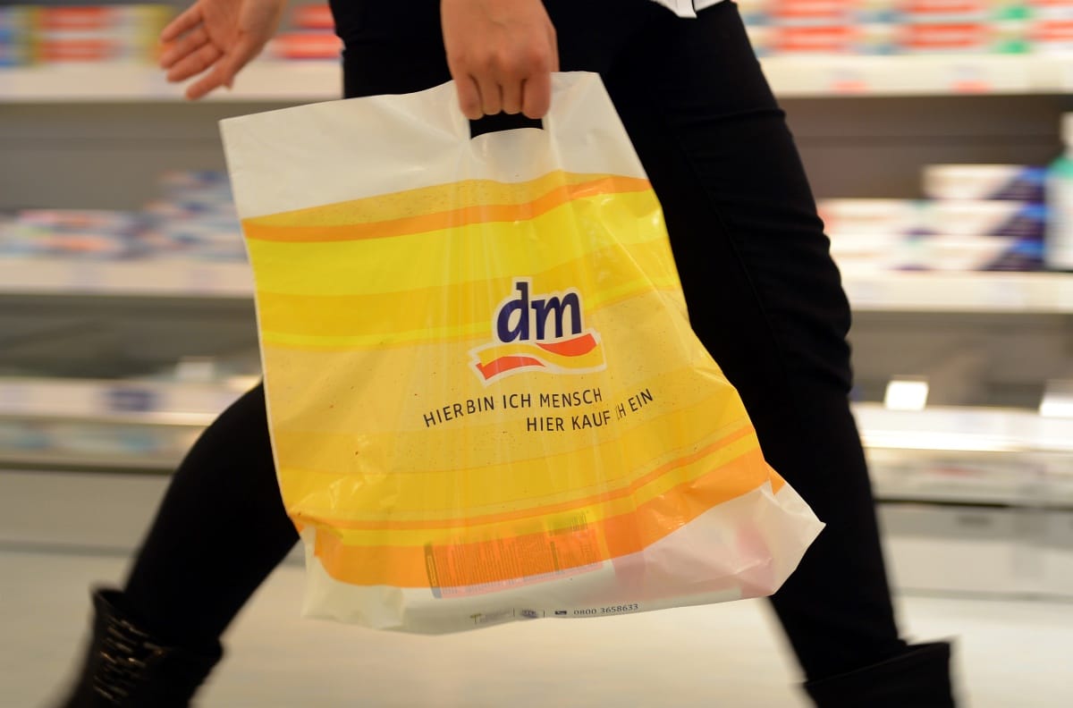 Kiderült, milyen keveset keresnek a DM, a Rossmann és a Müller dolgozói