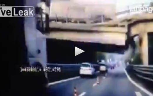 Durva képsorok: így szakadt le az olasz híd a túlsúlyos kamion alatt – videó