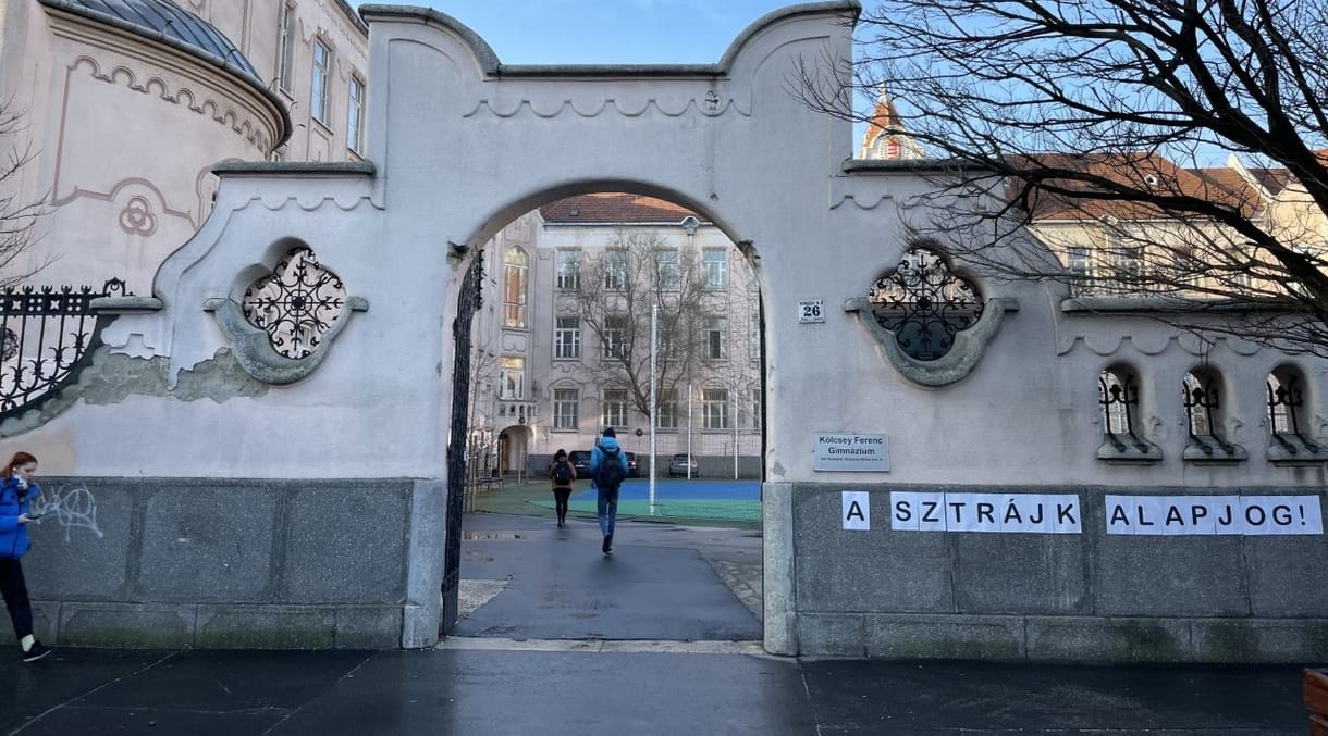 17 oktató nem dolgozik kedden a Kölcsey Ferenc Gimnáziumban, így tiltakoznak a kormány sztrájkrendelete ellen