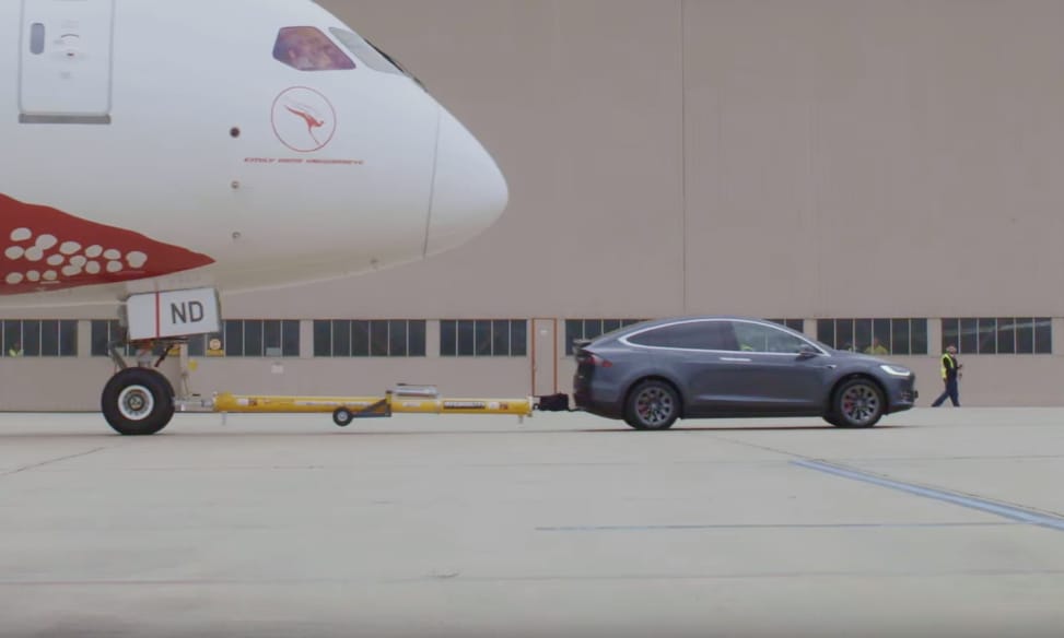 Videó: így húz el egy Tesla egy gigantikus Boeing repülőgépet