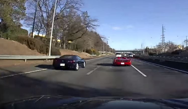 Csúnya vége lett két Ferrari közúti kergetőzésének – videó
