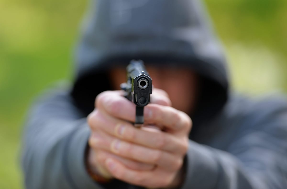 Kezdeményezik a letartóztatását a férfinak, aki fegyvert fogott utastársára a villamoson