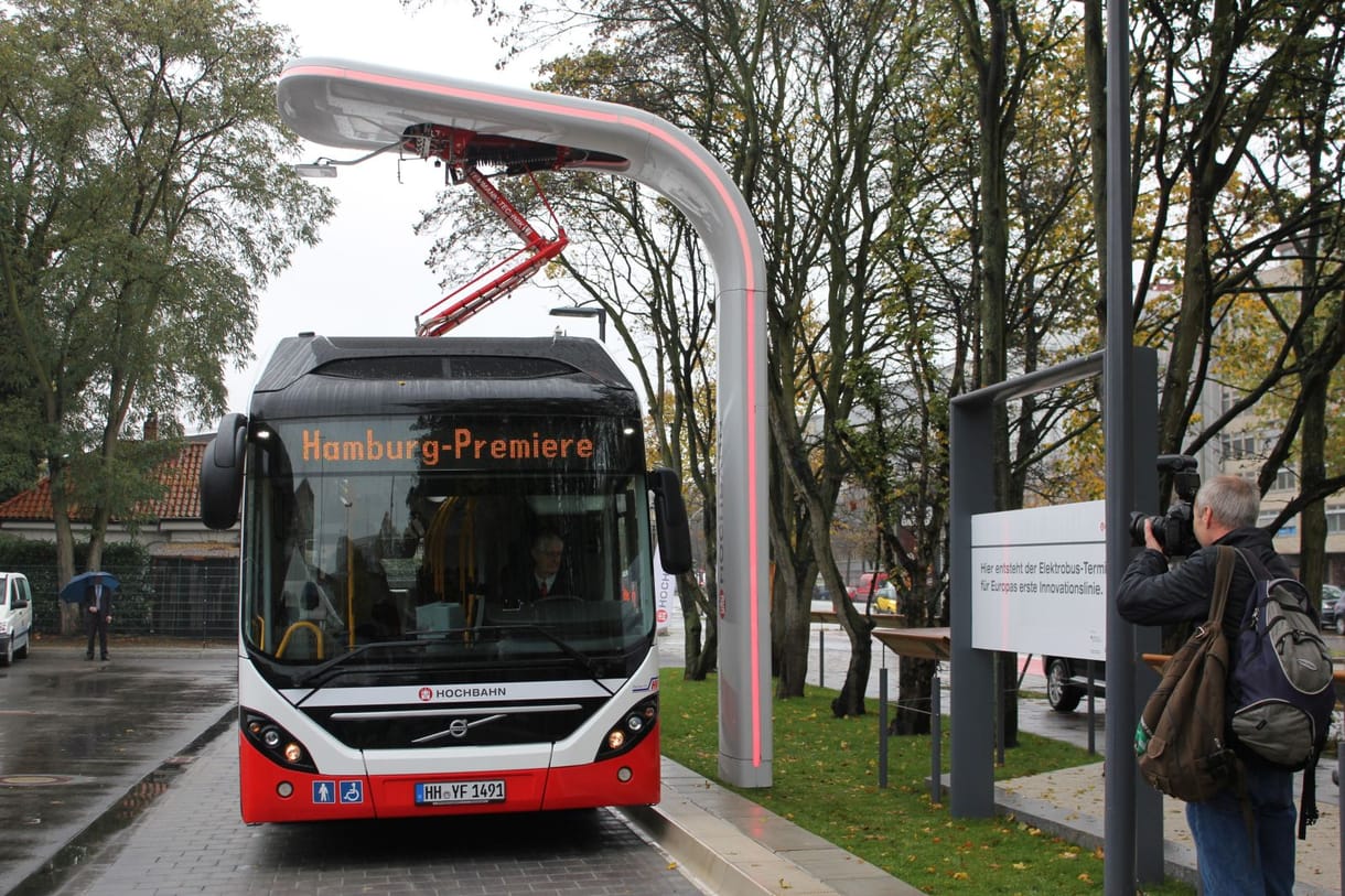 Máris bemutatták az új elektromos hibrid buszt