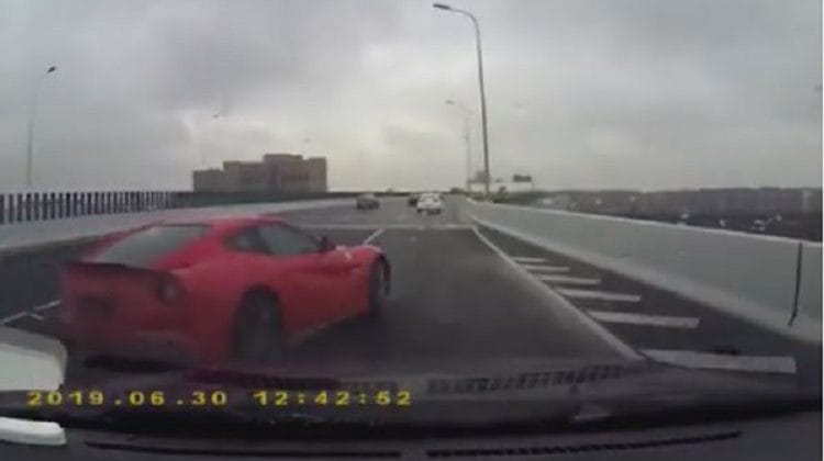 Videó: Kínában is gyakorolni kell még, milyen gonosz egy Ferrari a vizes sztrádán