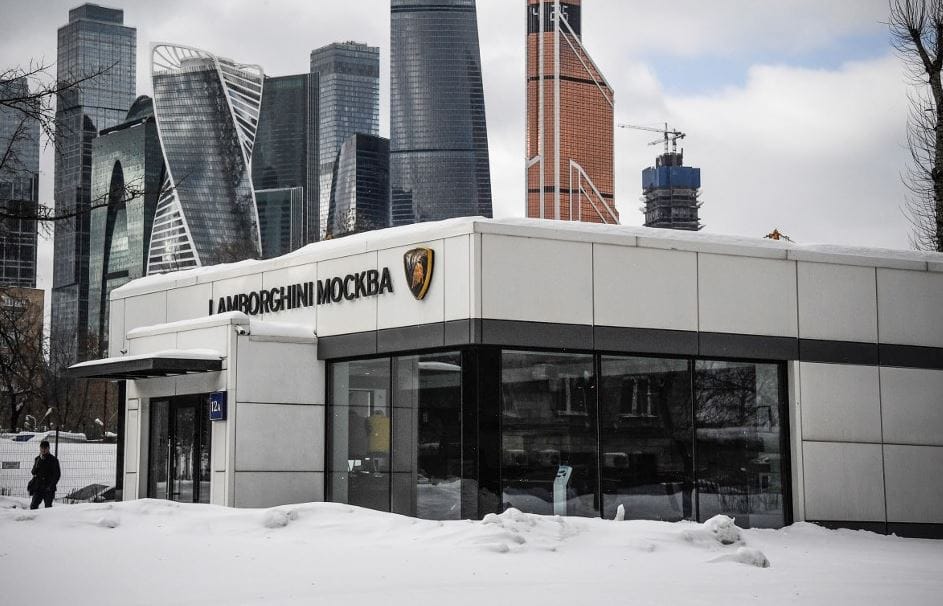 A Porsche részben leáll az ukrajnai háború miatt, a Ferrari és Lamborghini bezárta oroszországi üzleteit