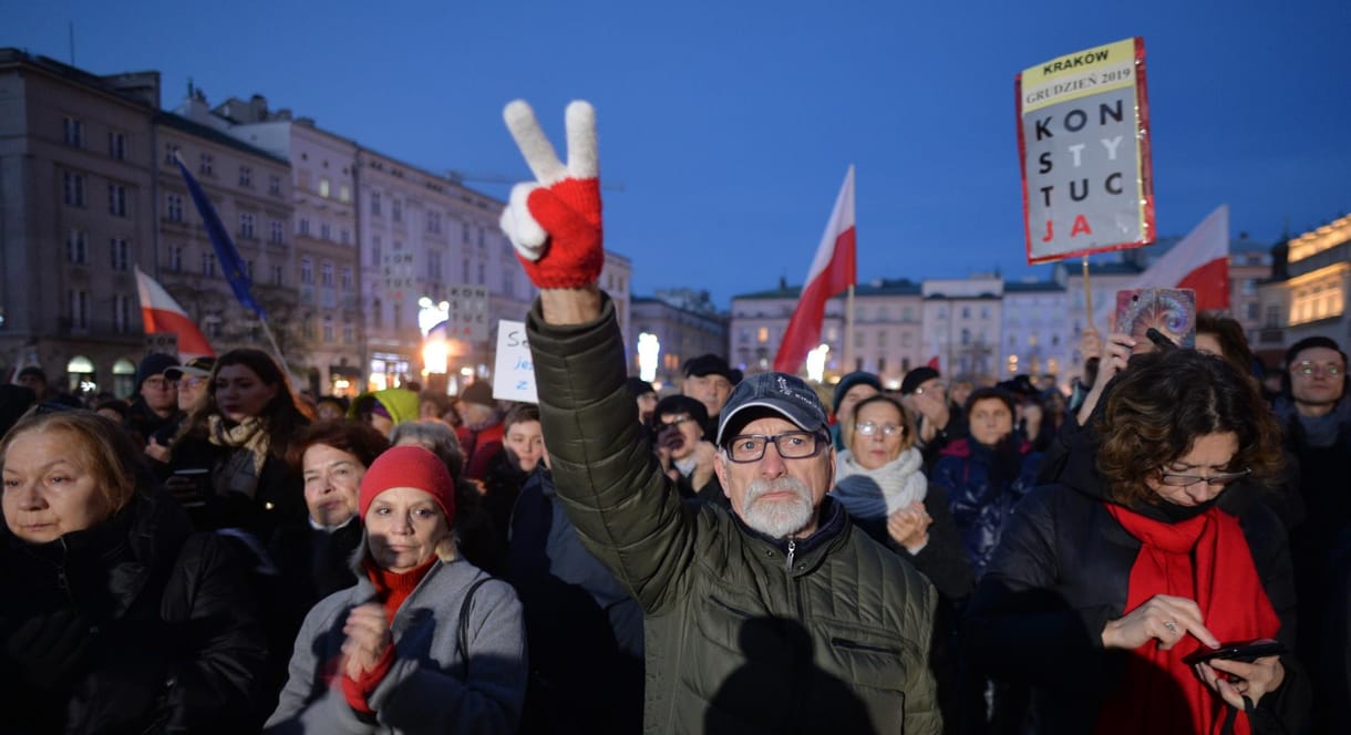 Lengyelország-szerte tüntettek az igazságügyi reform ellen
