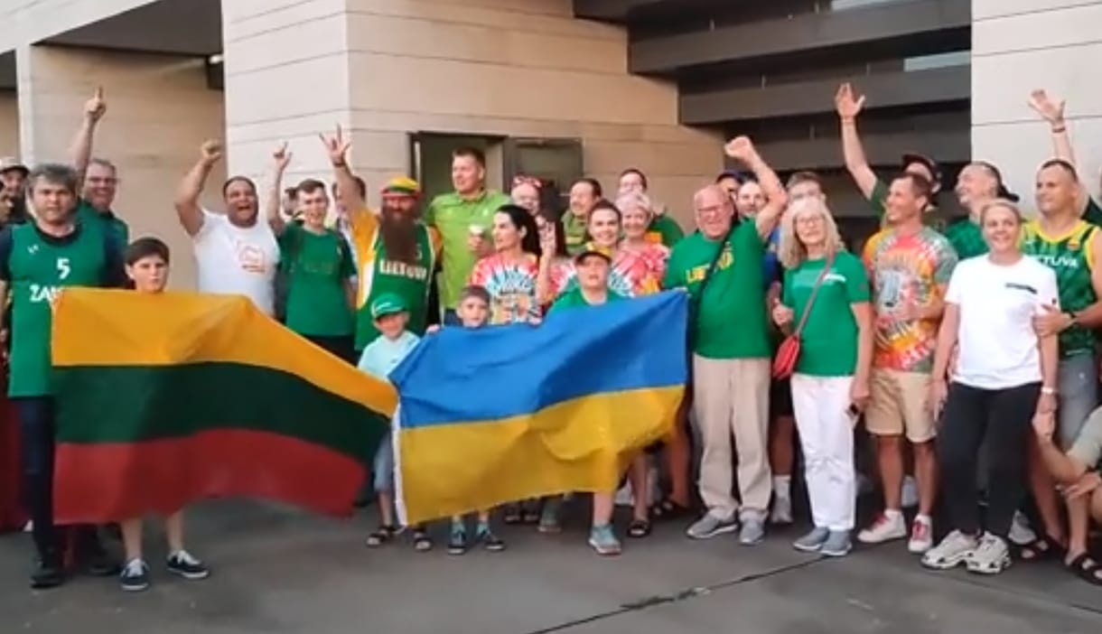 Elkobozták Szombathelyen az ukrán zászlót a litván szurkolóktól