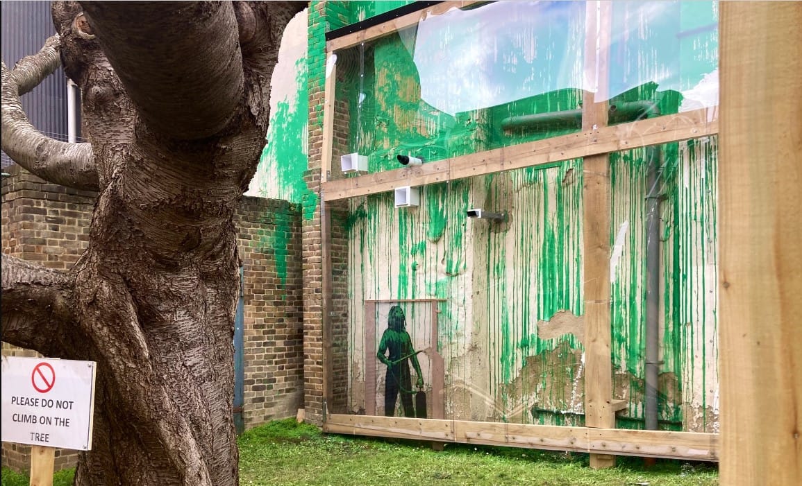 Bedobozolással akarják megóvni Banksy londoni fáját