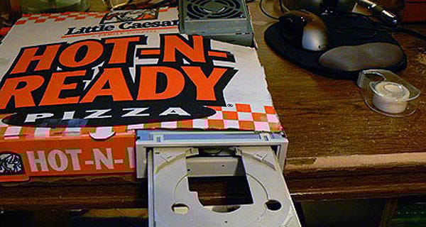 Laptop a pizzás dobozban