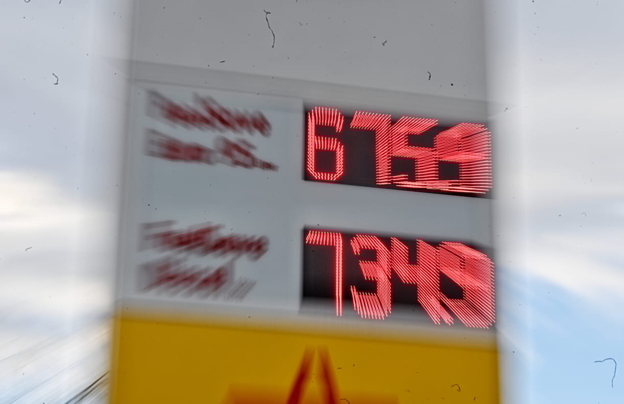 Megszűnt a hatósági ár, azonnal adót emelt a kormány