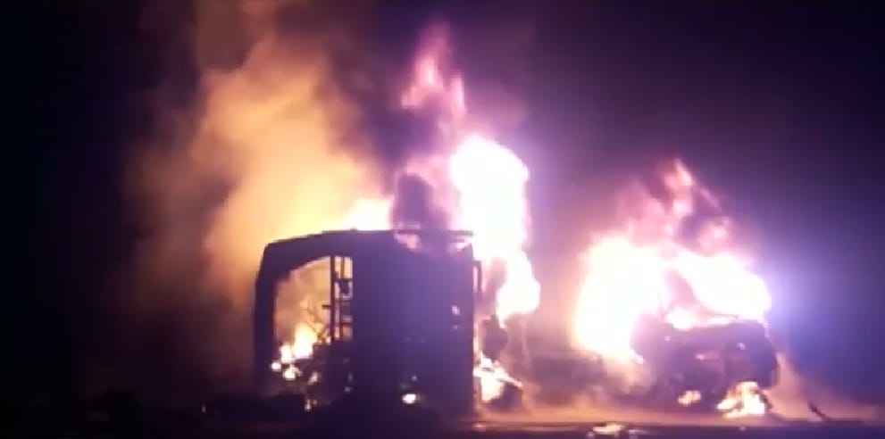 Busz és tartálykocsi ütközött Pakisztánban, legkevesebb 27 ember meghalt
