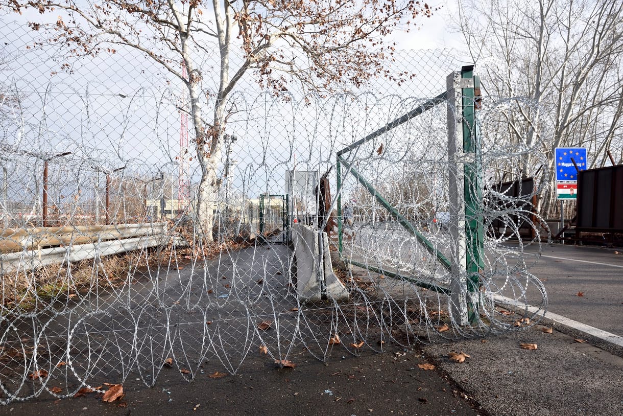 Megerősítették a röszkei határkerítést