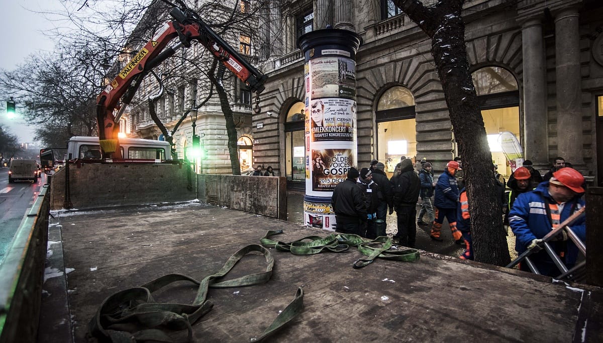 Rendőrök szállták meg a Simicskáékat védő cég központját