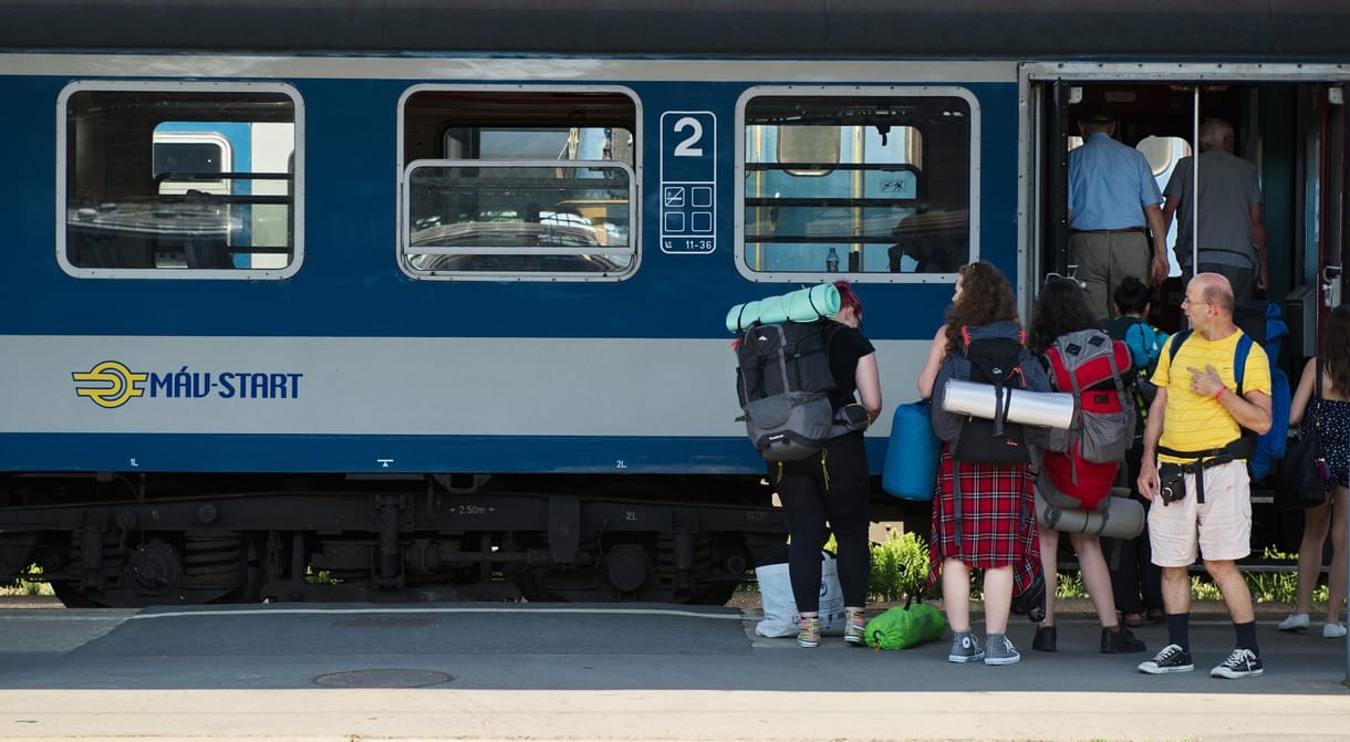Épphogy elkerülték a balesetet a vonatok, vádat emeltek két ember ellen