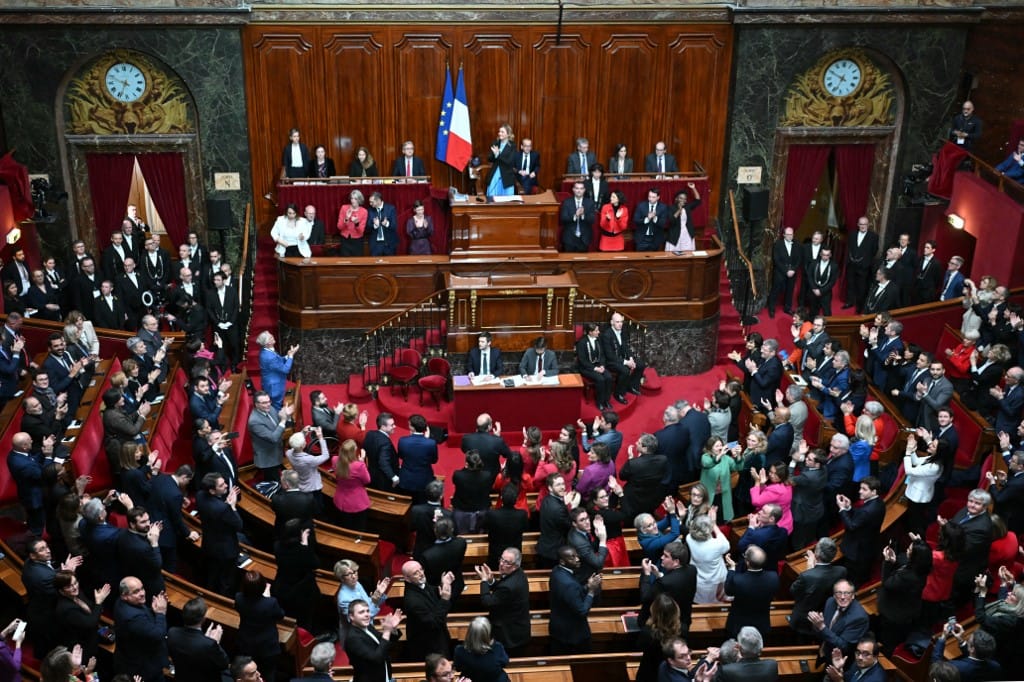 Történelmi döntés Versailles-ban: Franciaország alkotmányos joggá teszi az abortuszt