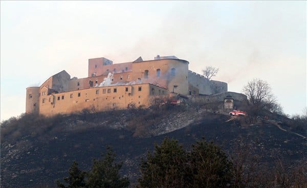 Újra lángra kapott a krasznahorkai vár