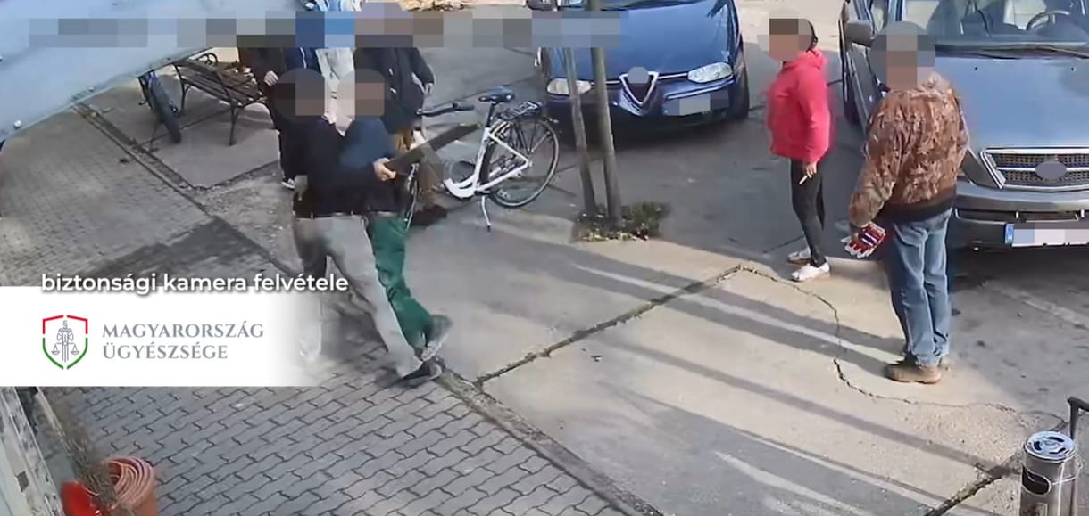 Fakaróval vett elégtételt a férfi, miután súrolta a visszapillantó tükrét a szembejövő autós
