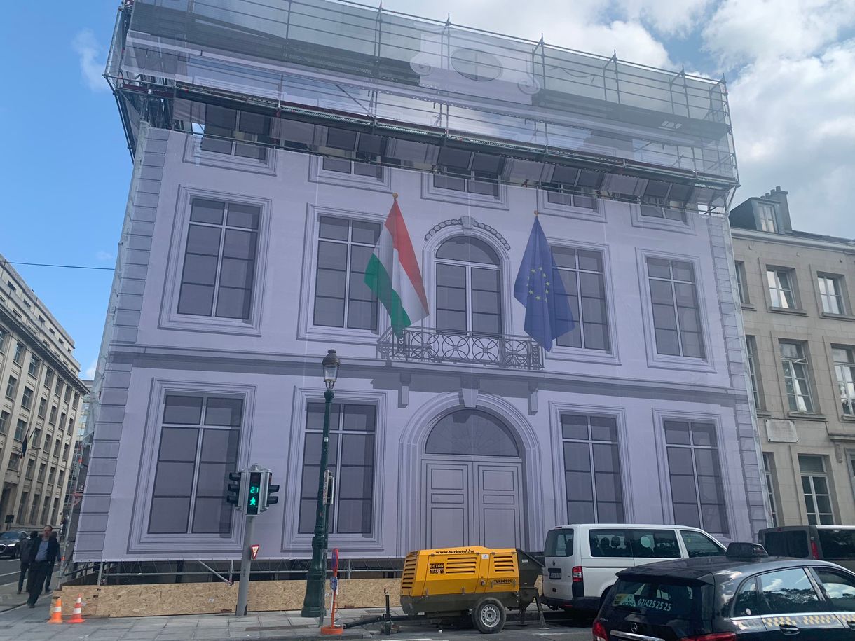 Magyar zászló és lepel került a magyar kormány nemrég vett brüsszeli EU-s főhadiszállására