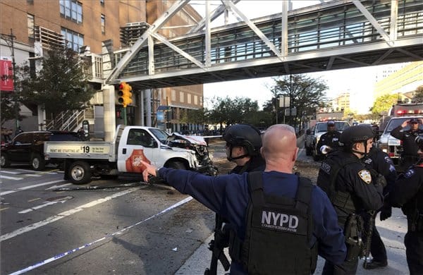Teherautó hajtott a biciklizők közé New Yorkban, több halott