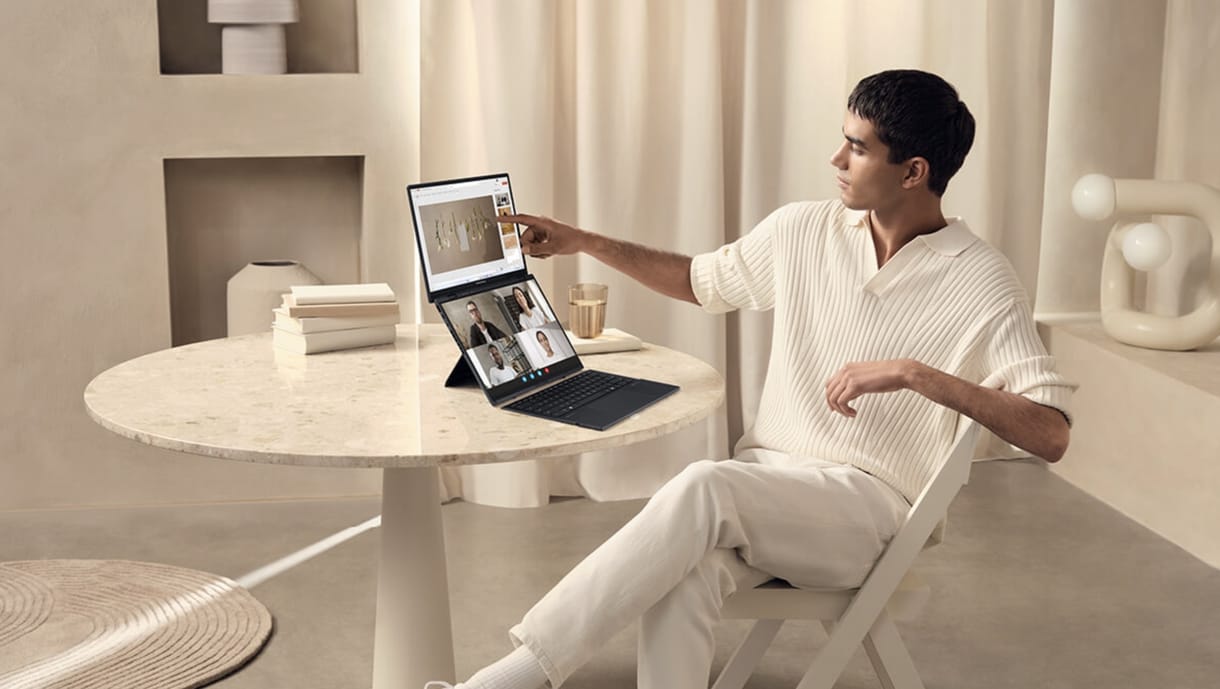 Nem mindennapi notebook: két képernyője, lecsatolható billentyűzete van az Asus laptopjának