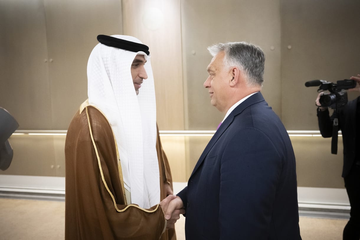 Orbán megérkezett az Emírségekbe, hogy „új lehetőségeket keressen a magyar cégeknek”