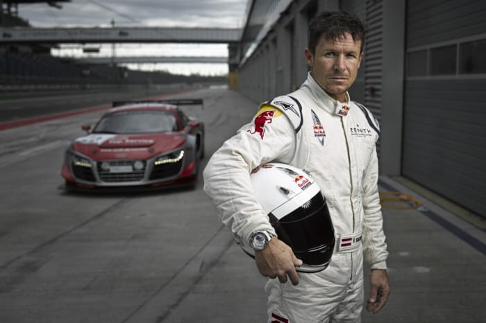 Most autóversenyzőnek áll Felix Baumgartner