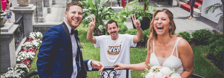 A bajszos Adam Sandler belebotlott egy esküvőbe, naná, hogy fotózkodott is
