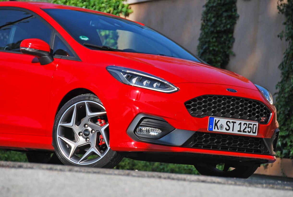 Videó: így gyorsul az új 3 hengeres Ford Fiesta ST a régi 4 hengeres ellen