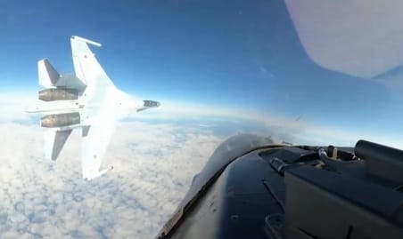 Közzétették a videót egy orosz vadászrepülőről, ami veszélyesen közel repült egy amerikai F16-oshoz