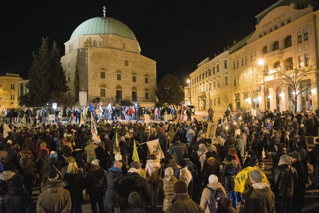 Szombathelyen a Fidesz-székházhoz, Gödöllőn a megdrágult uszodához vonultak a tüntetők
